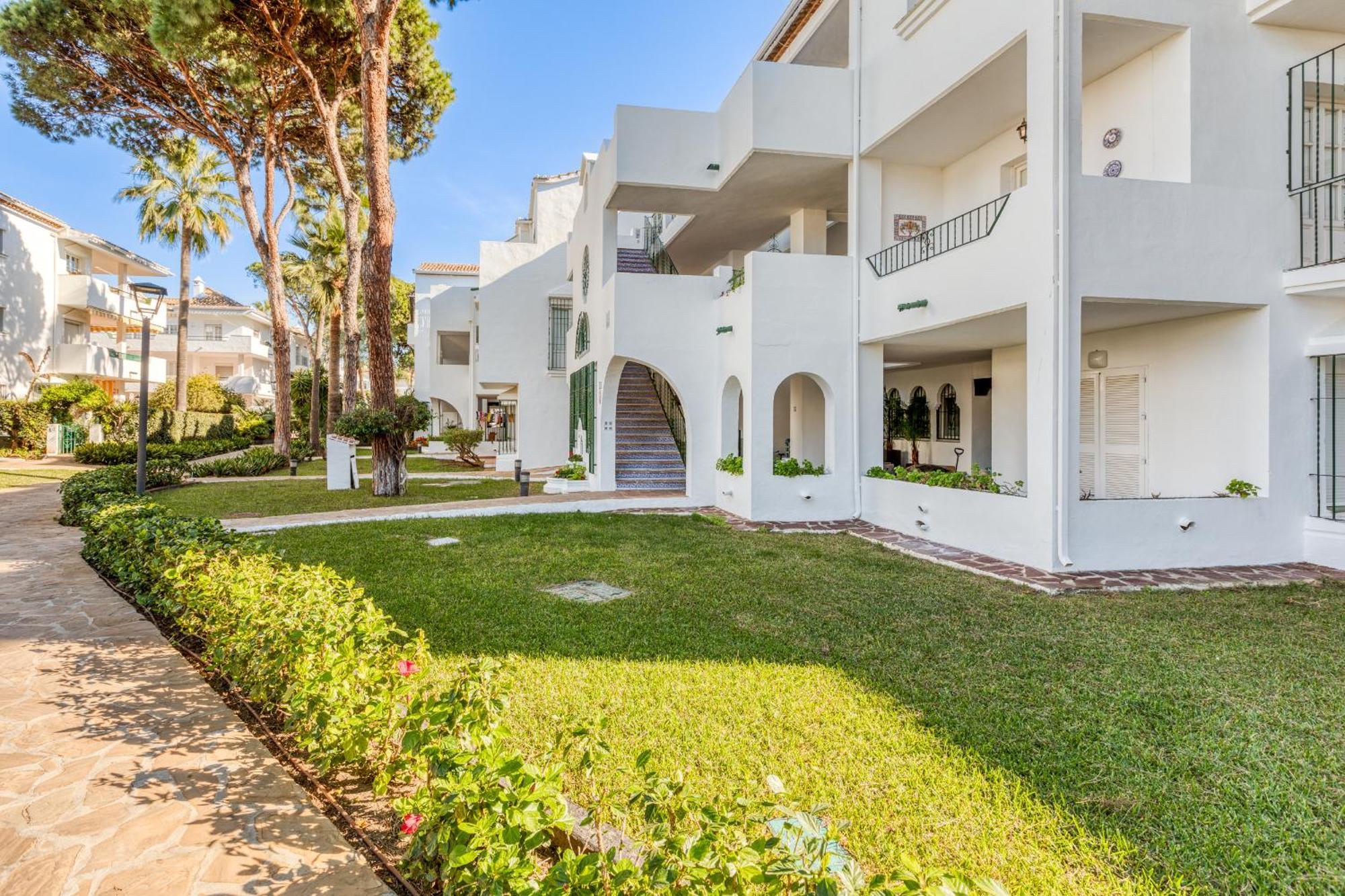 Апартаменты Life El Presidente Penthouse Pool View Эстепона Экстерьер фото